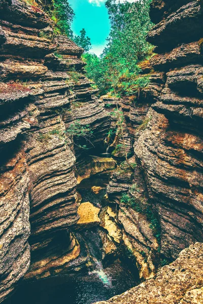 峡谷上岩石悬崖峭壁的垂直拍 — 图库照片