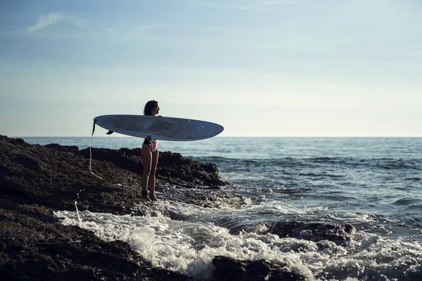 Uma Mulher Caucasiana Durante Surf Mar — Fotografia de Stock
