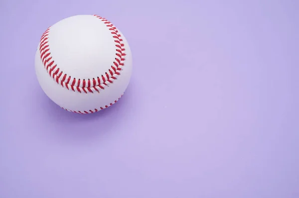 Una Pelota Béisbol Aislada Sobre Fondo Azul Claro — Foto de Stock