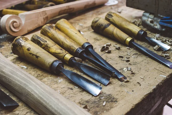 Eine Nahaufnahme Schmutziger Holzschnitzwerkzeuge Auf Dem Tisch Unter Den Lichtern — Stockfoto