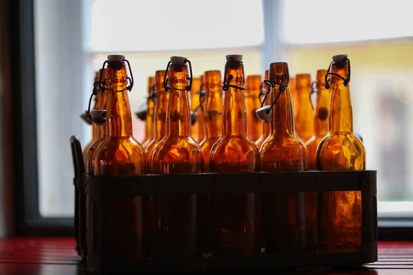 Close Garrafas Cerveja Vazias Com Tampas Uma Caixa Plástico — Fotografia de Stock