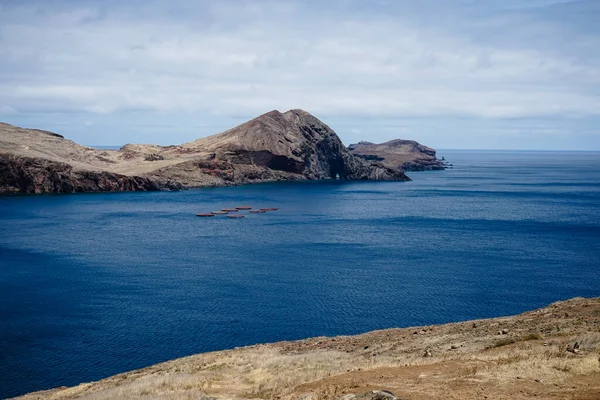 Een Prachtig Landschap Van Rotsachtige Kliffen Aan Zee Madeira Portugal — Stockfoto