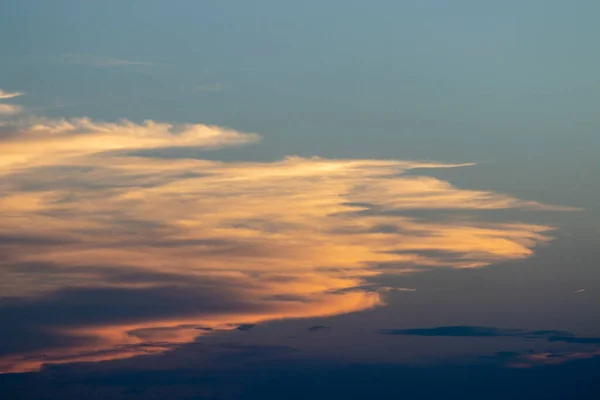 夕阳西下 天空一片云彩 美丽的照片 — 图库照片