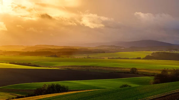 Eine Wunderschöne Landschaft Mit Hügeln Unter Einem Atemberaubenden Sonnenuntergang — Stockfoto