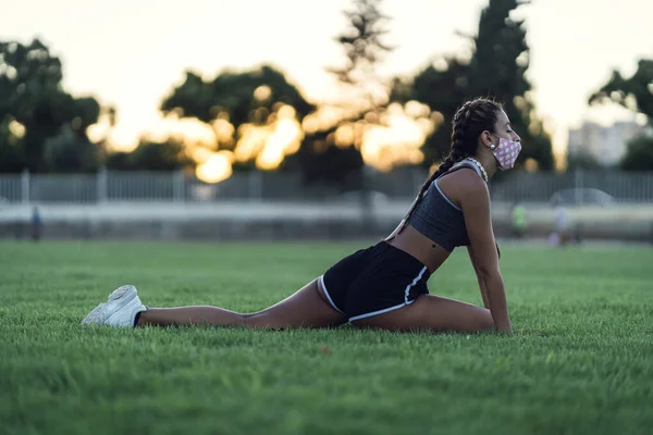 運動場でマスクをした若い白人女性の見解 — ストック写真