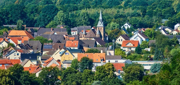 Vacker Utsikt Över Mysiga Hus Omgivna Täta Träd — Stockfoto