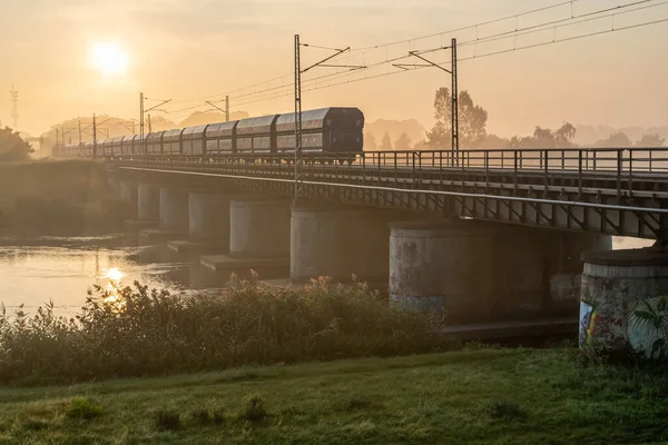 Vlak Jedoucí Úsvitu Přes Most — Stock fotografie