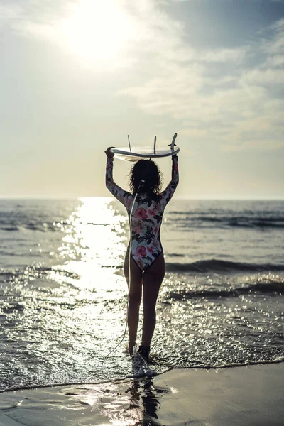 Płytkie Skupienie Młodej Kobiety Stroju Kąpielowym Deską Surfingową Morzu — Zdjęcie stockowe
