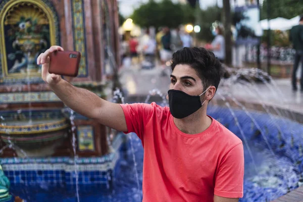 Een Man Met Een Masker Die Een Selfie Neemt — Stockfoto