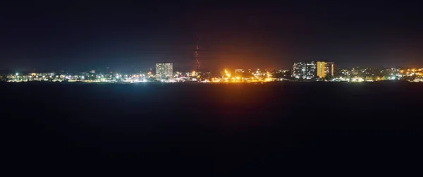 Uitzicht Een Stad Met Kleurrijke Lichtjes Aan Kust — Stockfoto