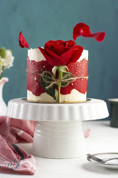 Вертикальный Снимок Маленького Модного Торта Красной Розой Белом Подносе — стоковое фото