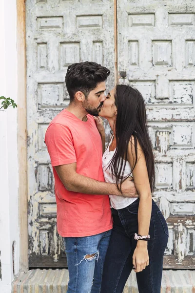 Plano Vertical Una Joven Pareja Besándose Por Calle — Foto de Stock