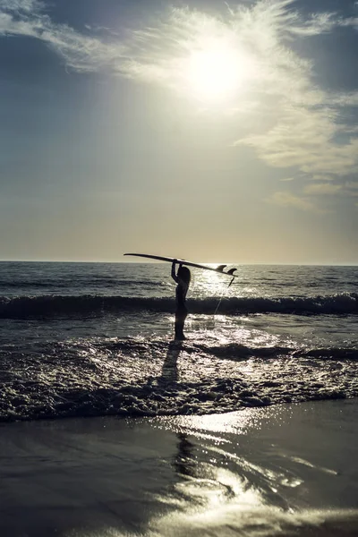 Tiro Vertical Uma Mulher Caucasiana Surfando Durante Pôr Sol — Fotografia de Stock