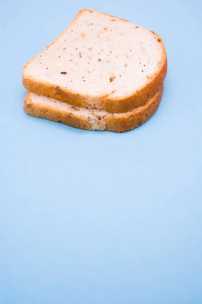 Turkuaz Arka Planda Izole Edilmiş Iki Dilim Ekmeğin Dikey Çekimi — Stok fotoğraf