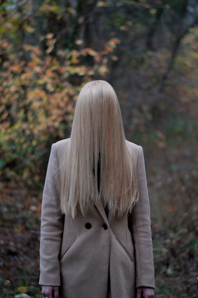 Ένα Μυστηριώδες Θηλυκό Στέκεται Ένα Δάσος Μακριά Ξανθά Μαλλιά Της — Φωτογραφία Αρχείου
