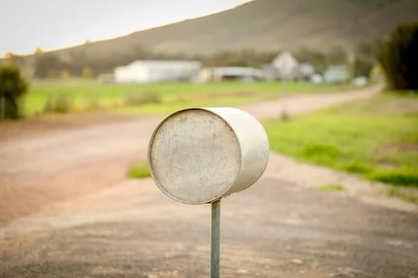 Rund Metallbrevlåda Landsväg — Stockfoto