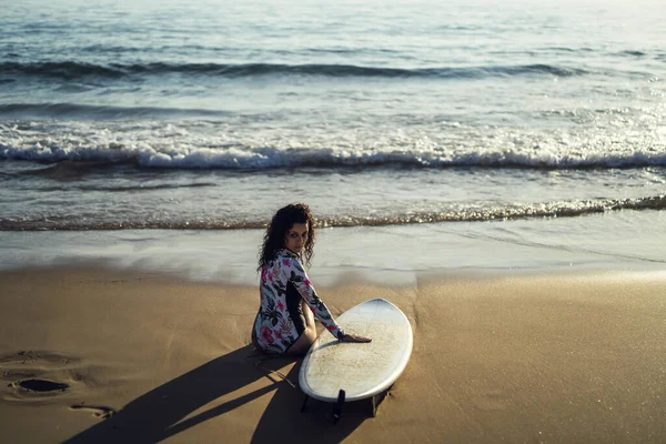 Een Vrouwtje Haar Surfplank Bij Oceaan — Stockfoto
