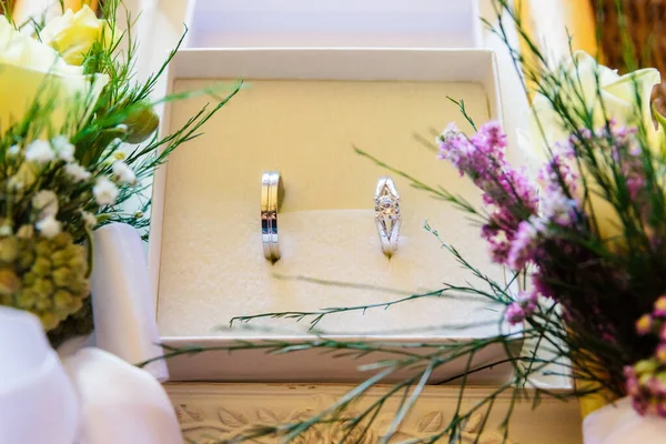 Eine Nahaufnahme Eleganter Eheringe Einer Weißen Schachtel Auf Unscharfem Hintergrund — Stockfoto