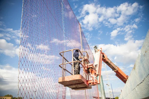 Een Lage Hoek Opname Van Een Man Die Werkt Een — Stockfoto