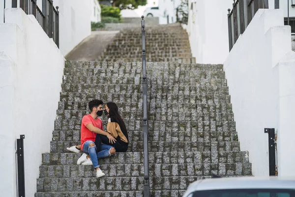 Jovem Casal Com Máscaras Sentadas Nas Escadas Beijando — Fotografia de Stock