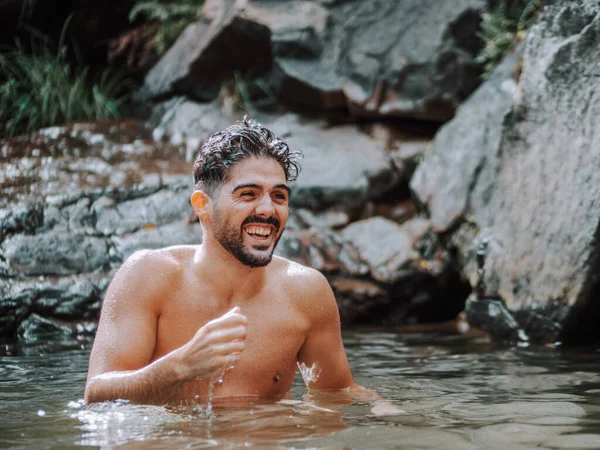 Hombre Caucásico Sin Camisa Disfrutando Día Río —  Fotos de Stock