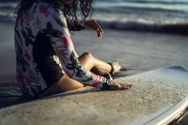 Uma Bela Jovem Surfista Com Uma Prancha Surf Divertindo Praia — Fotografia de Stock