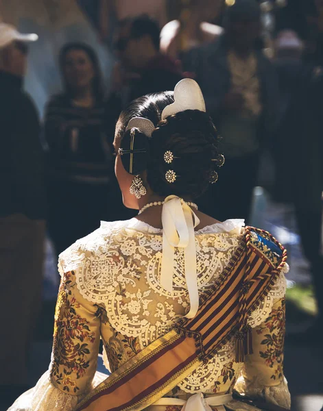 Una Toma Vertical Espalda Una Mujer Traje Tradicional Festival Local —  Fotos de Stock
