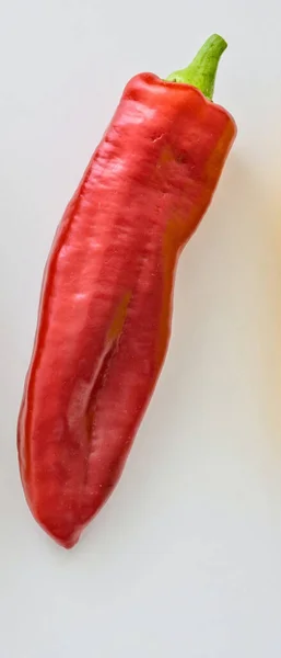 Eine Vertikale Nahaufnahme Von Rotem Pfeffer Auf Weißem Hintergrund — Stockfoto