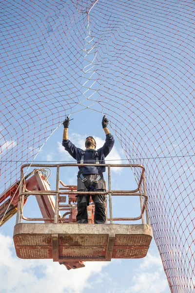 Tiro Vertical Baixo Ângulo Homem Que Trabalha Canteiro Obras Conceito — Fotografia de Stock