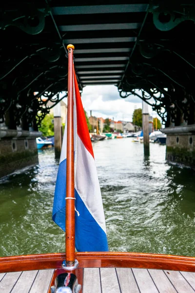 Вертикальний Постріл Човна Пливе Річці Канал Прапором Нідерландів Висить Попереду — стокове фото