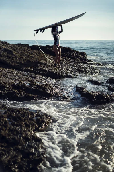 Tiro Vertical Uma Mulher Caucasiana Durante Surf Mar — Fotografia de Stock