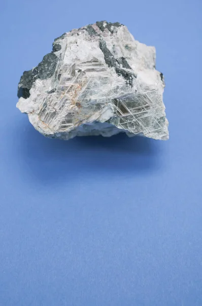Vertikalt Skudd Mineralstein Blå Bakgrunn – stockfoto