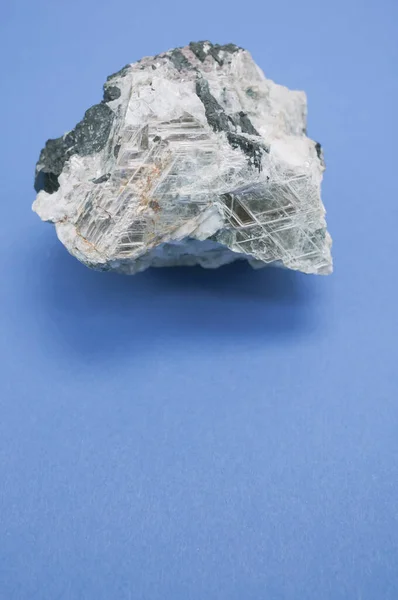 Mavi Arkaplandaki Mineral Kayanın Dikey Görüntüsü — Stok fotoğraf