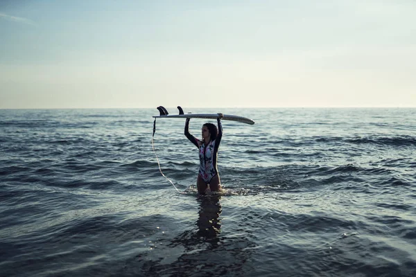 Uma Fêmea Sua Prancha Junto Oceano — Fotografia de Stock