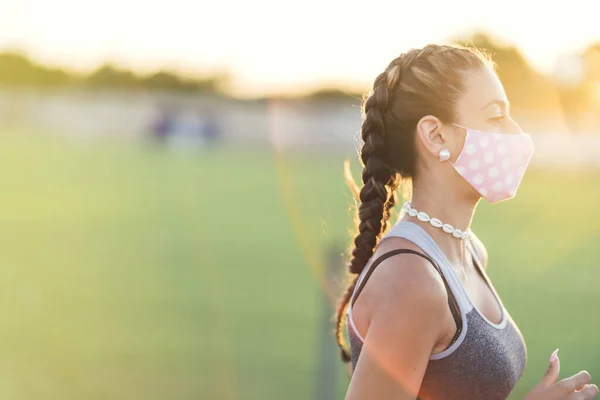 Foyer Peu Profond Une Jeune Femelle Avec Masque Jogging Dans — Photo