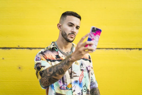 Крупный План Молодого Европейского Мужчины Татуировками Держащего Телефон — стоковое фото
