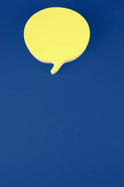 Függőleges Felvétel Egy Chat Ikon Elszigetelt Kék Háttér — Stock Fotó