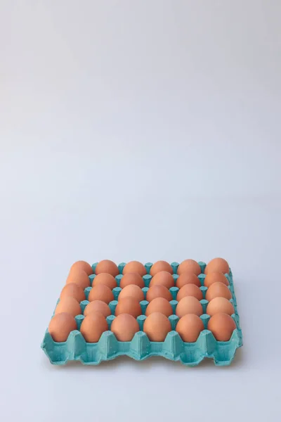 一个垂直拍摄的盒子 盒子里的鸡蛋在灰色背景下被隔离 — 图库照片