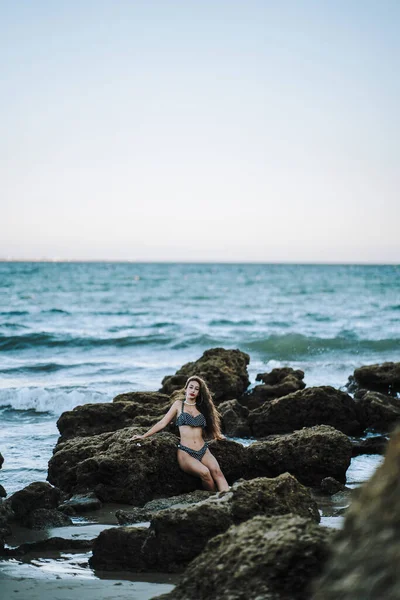 Uma Mulher Caucasiana Sexy Vestindo Maiô Manchado Posando Uma Praia — Fotografia de Stock