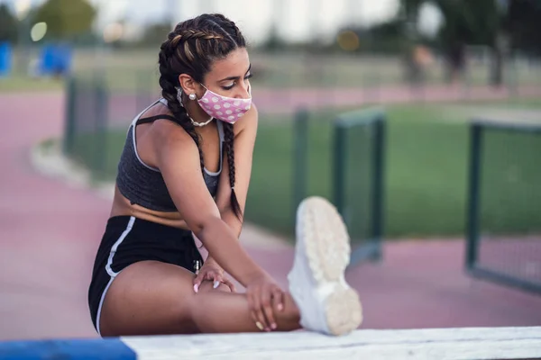 Une Belle Femme Faisant Exercice Avec Masque Protecteur Dans Parc — Photo