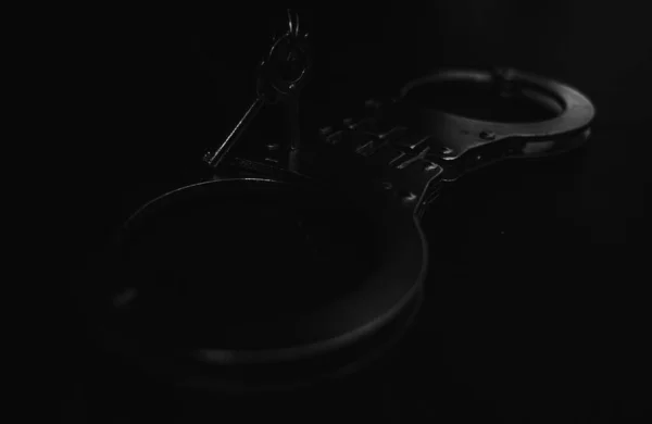 Closeup Shot Handcuffs Keys Dark Background — Stock Photo, Image