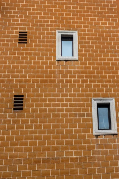 Вертикальний Знімок Стіни Вікнами Римі Італія — стокове фото
