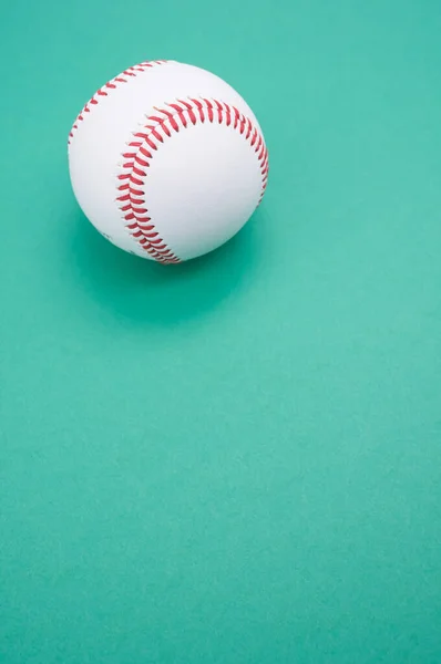 Vertikální Záběr Baseballové Míče Izolované Tyrkysovém Pozadí — Stock fotografie