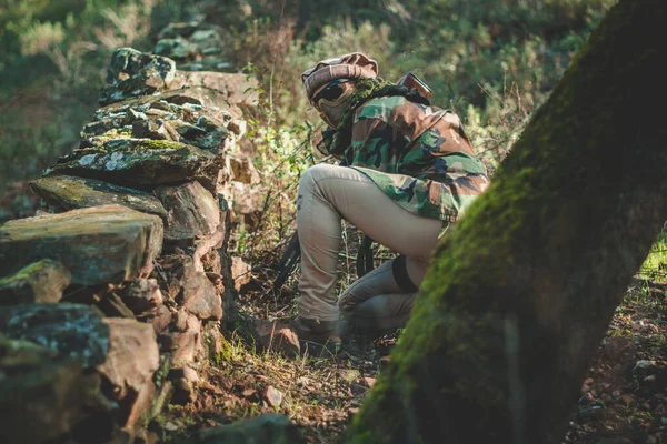 森の中での軍事行動の閉鎖ショット — ストック写真