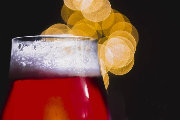 Een Glas Rood Ambachtelijk Bier Met Bokeh Achtergrond — Stockfoto