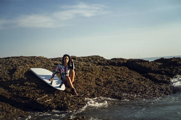 Samica Deska Surfingowa Nad Oceanem — Zdjęcie stockowe