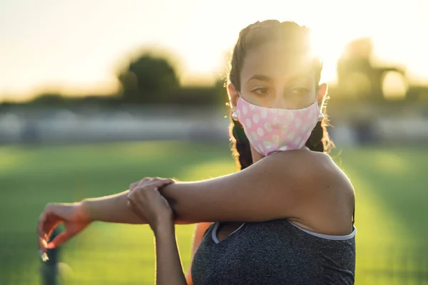 Une Belle Femme Faisant Exercice Avec Masque Protecteur Dans Parc — Photo