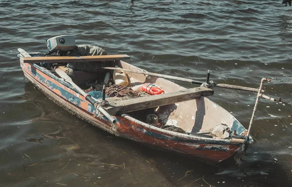 Velho Barco Abandonado Lago — Fotografia de Stock