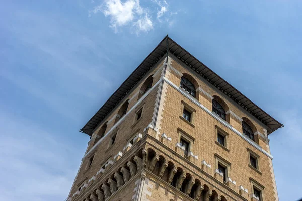 Χαμηλή Γωνία Ενός Παραδοσιακού Ιταλικού Κτιρίου Πολλά Παράθυρα Στη Ρώμη — Φωτογραφία Αρχείου