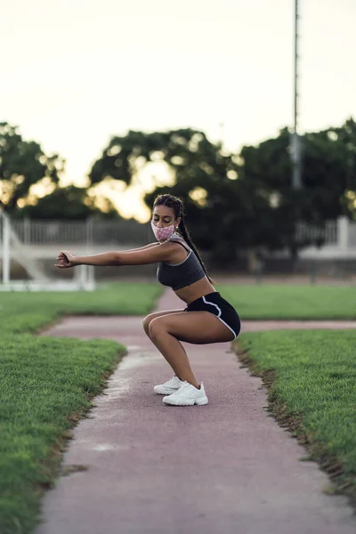 Une Belle Femme Faisant Exercice Avec Masque Protecteur Dans Parc — Photo